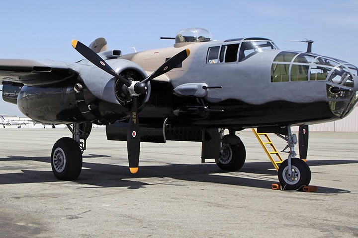 Hệ thống súng máy gắn trên máy bay ném bom B-25J của Mỹ